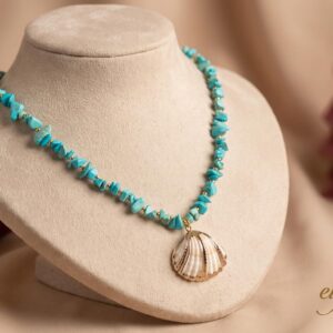 عقد خرز تركوازي بدلاية صدفة / Turquoise Beaded Shell Pendant Necklace