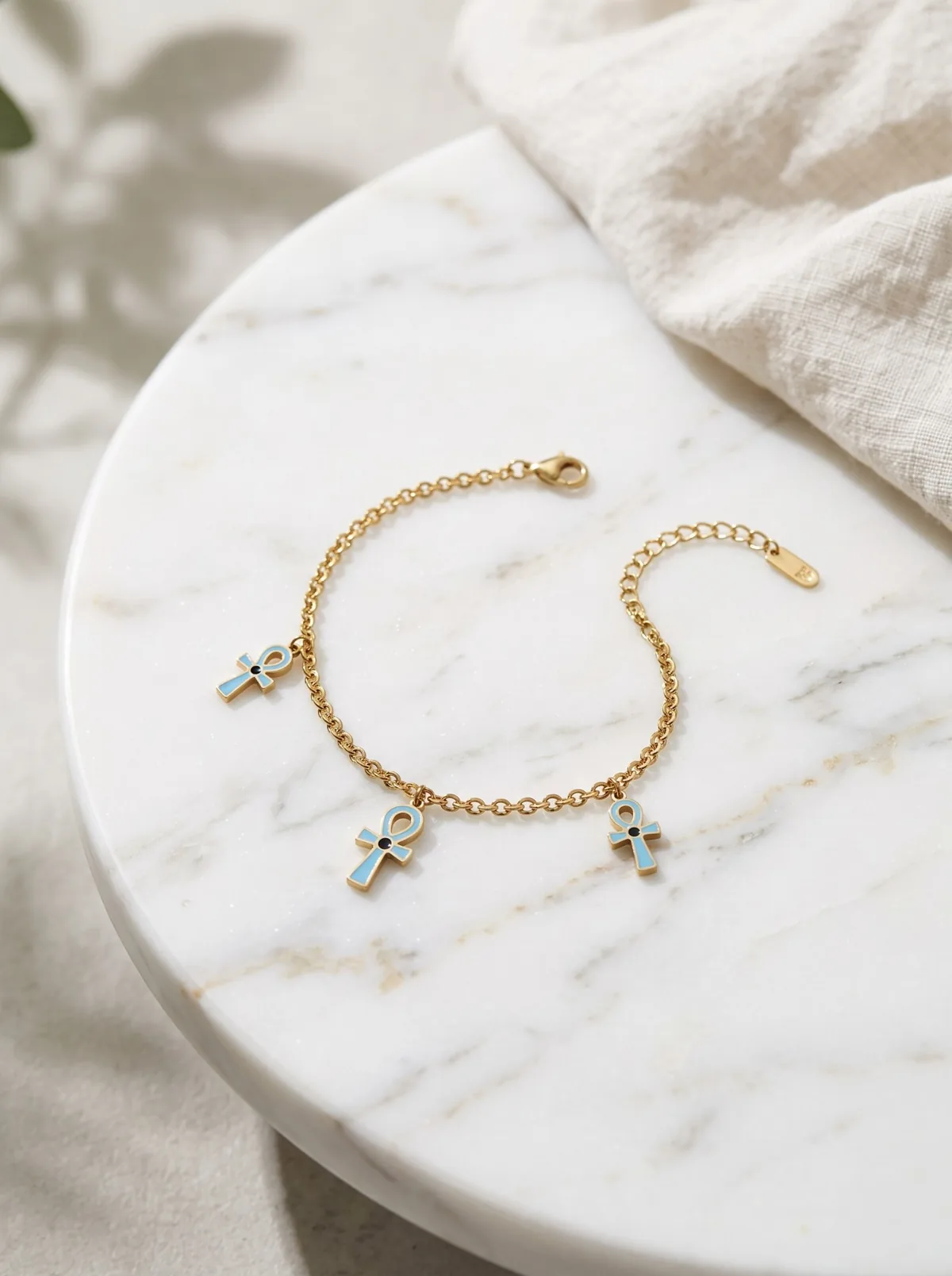 انسيال ستانلس ستيل ذهبي بثلاث دلايات مفتاح الحياة تركواز | Gold stainless steel bracelet with three turquoise ankh charms