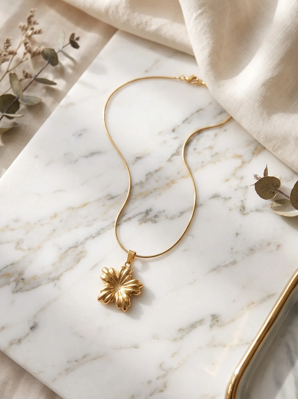 سلسلة وردة ستانلس ستيل ذهبي على رخامة | Gold stainless steel flower pendant necklace