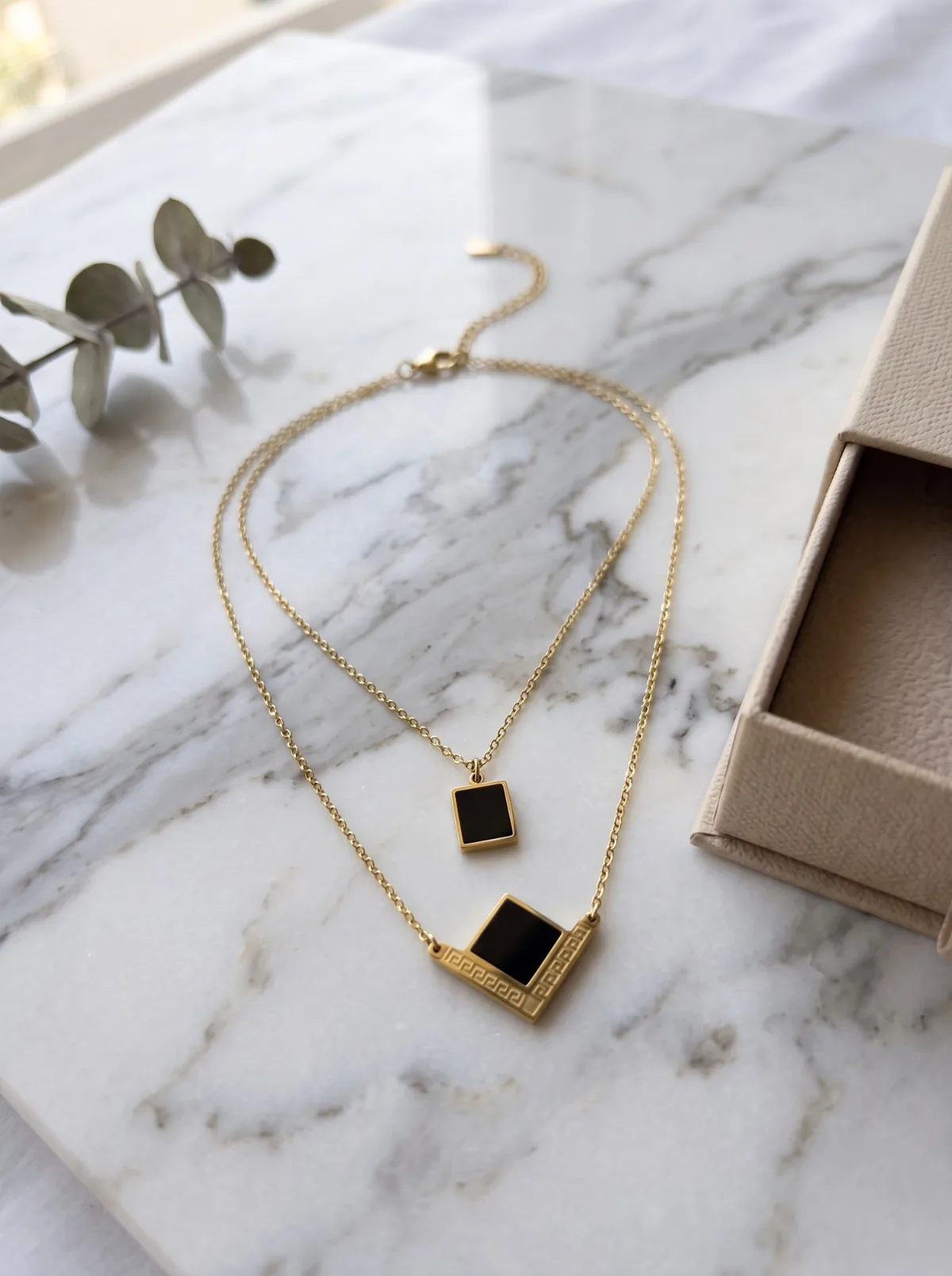 سلسلة طبقتين ستانلس ستيل ذهبي بدلايات مربعات سودا | Gold stainless steel layered necklace with black square pendants
