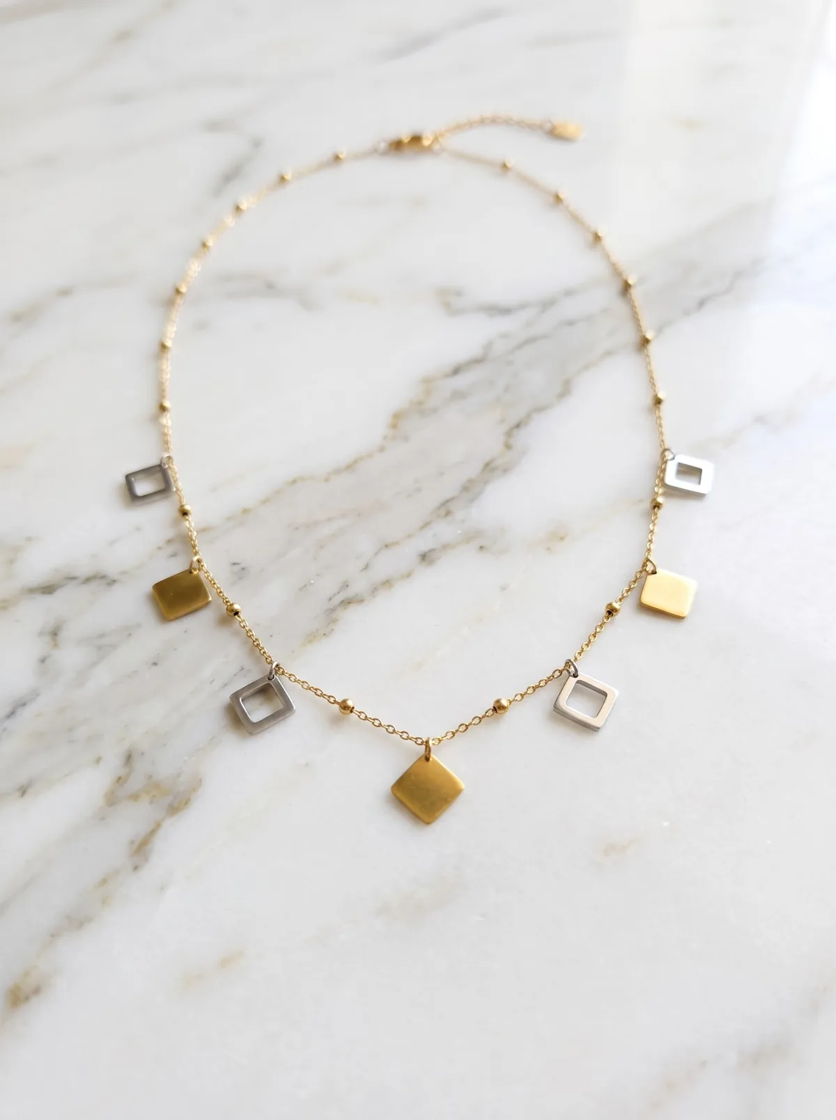 سلسلة مربعات ستانلس ستيل ذهبي بدلايات ذهبي وفضي | Gold stainless steel necklace with gold and silver square charms