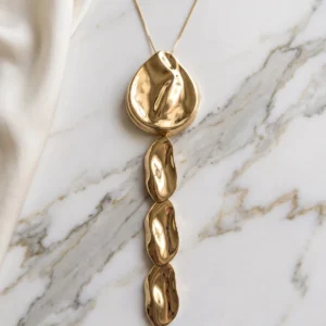 سلسلة ستيتمنت مطلية ذهبي بدلاية متموجة طويلة / Gold-Plated Statement Necklace with Long Wavy Drop Pendant