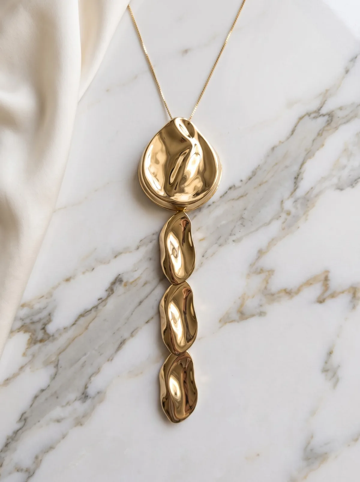سلسلة ستيتمنت مطلية ذهبي بدلاية طويلة متموجة | Gold-plated statement necklace with long wavy drop pendant