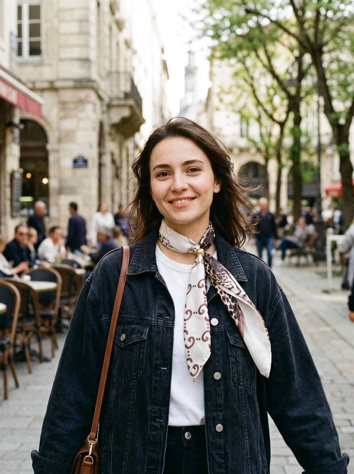 بنت لابسة اسكارف ستان ليوبارد أوف وايت وبني بحلقة ذهبية مع جاكيت جينز | Woman wearing ivory & brown leopard satin scarf with gold ring and denim jacket
